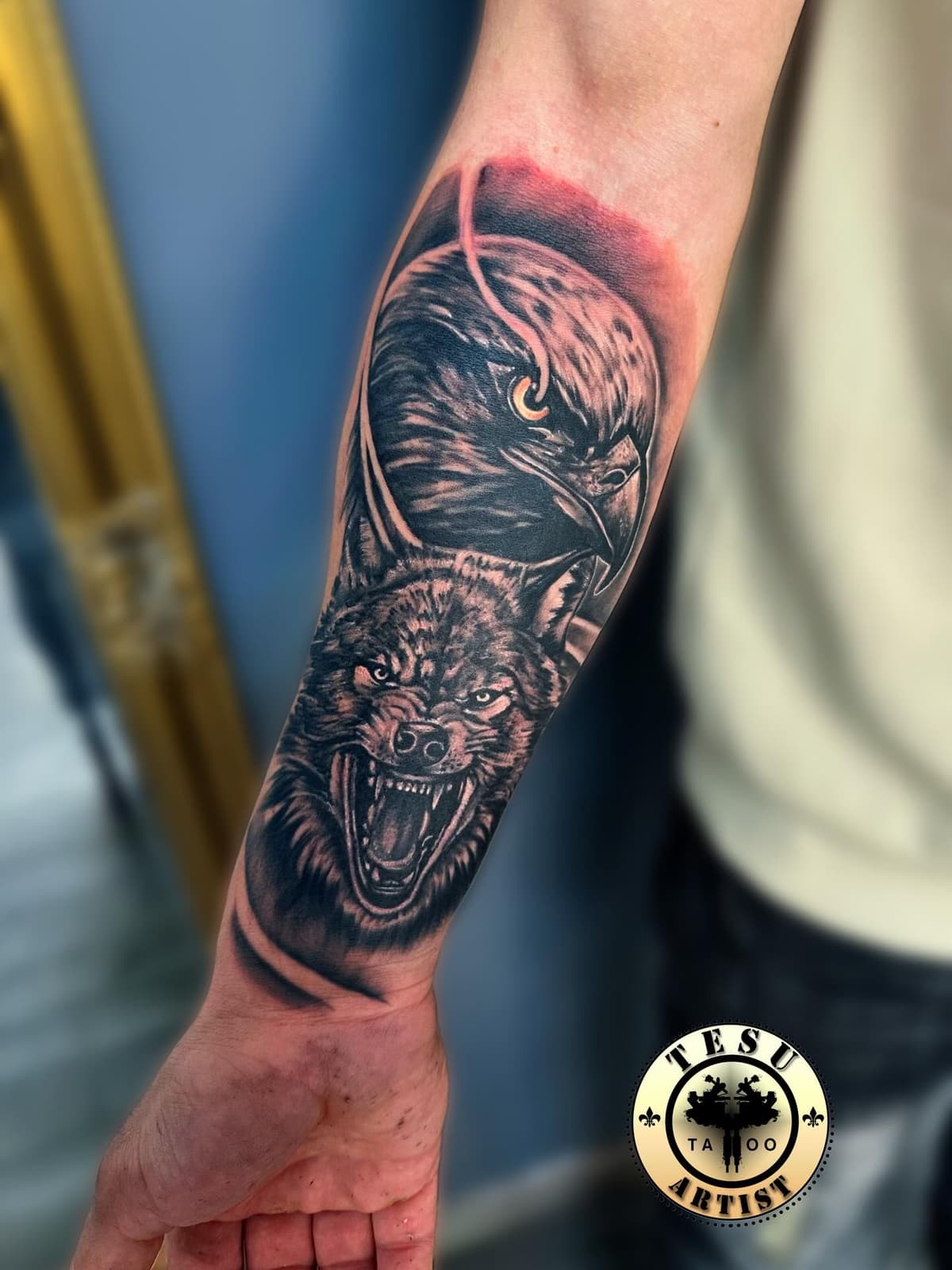 Tatuaj black and grey cu feline pe antebraț