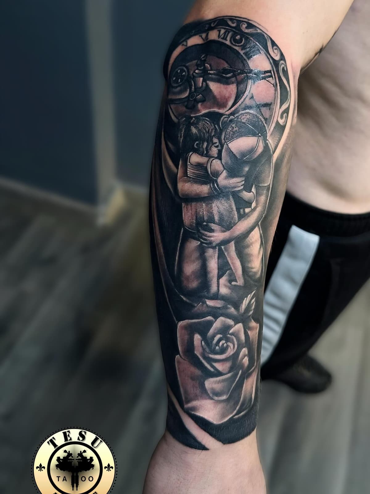 Tatuaj cu sculptură clasică și trandafir