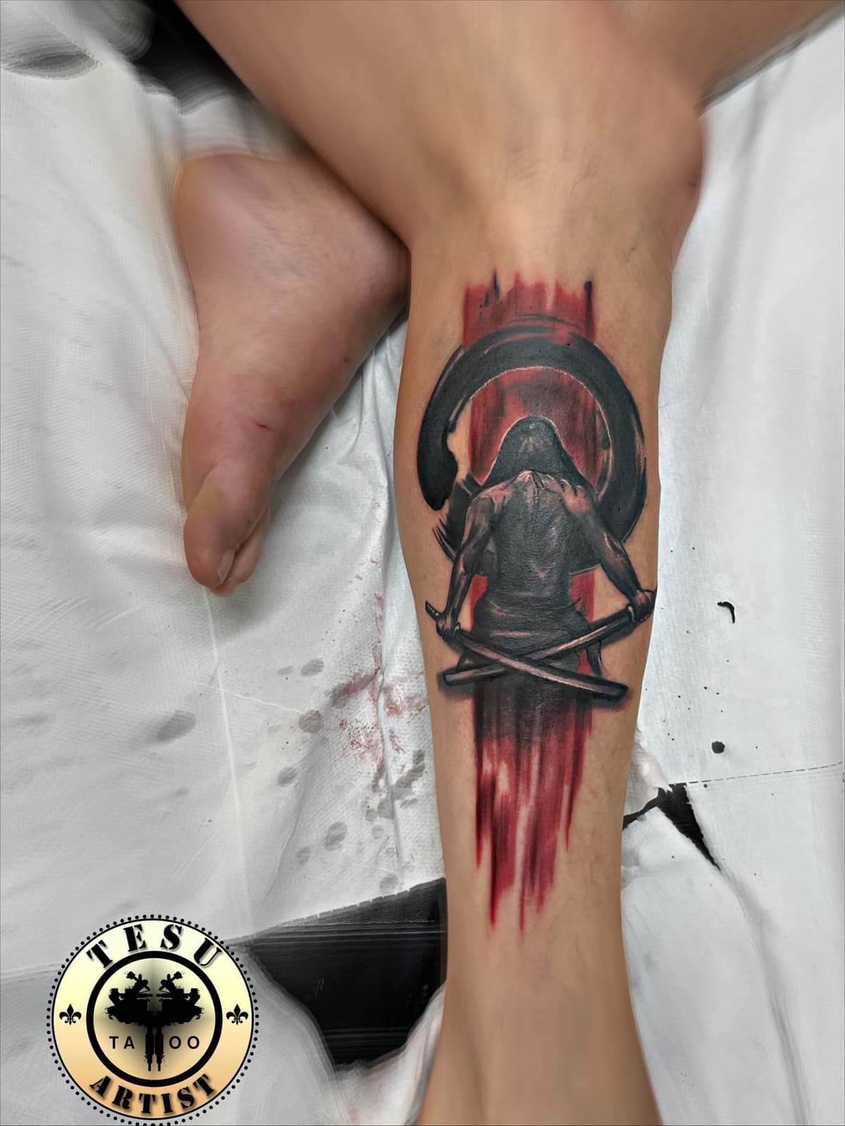Tatuaj cu cască de războinic și accente roșii