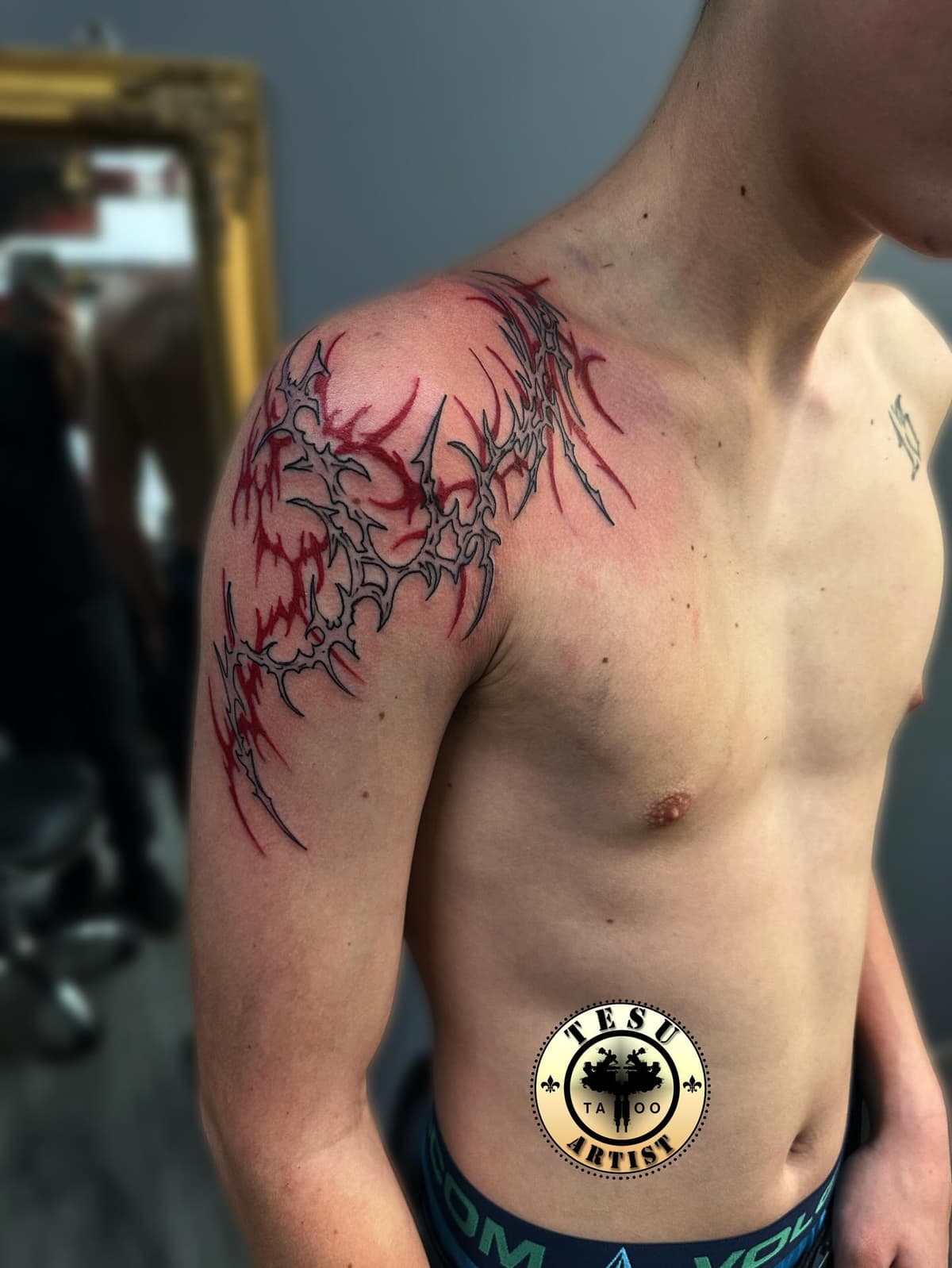 Tatuaj ornamental pe umăr