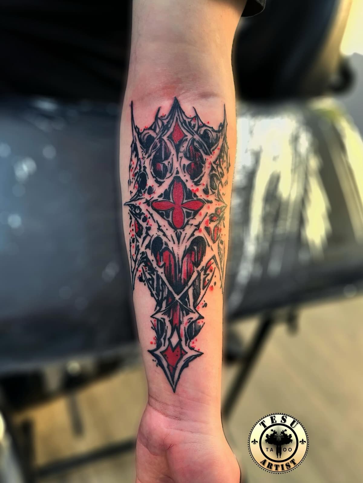 Tatuaj geometric cu accente roșii
