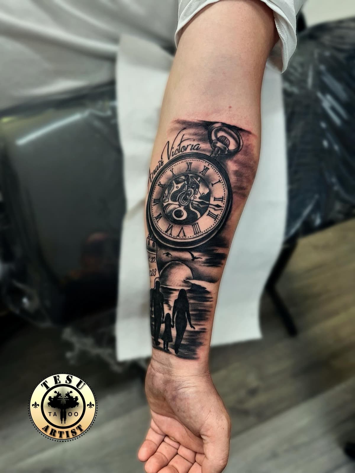Tatuaj cu ceas și detalii arhitecturale
