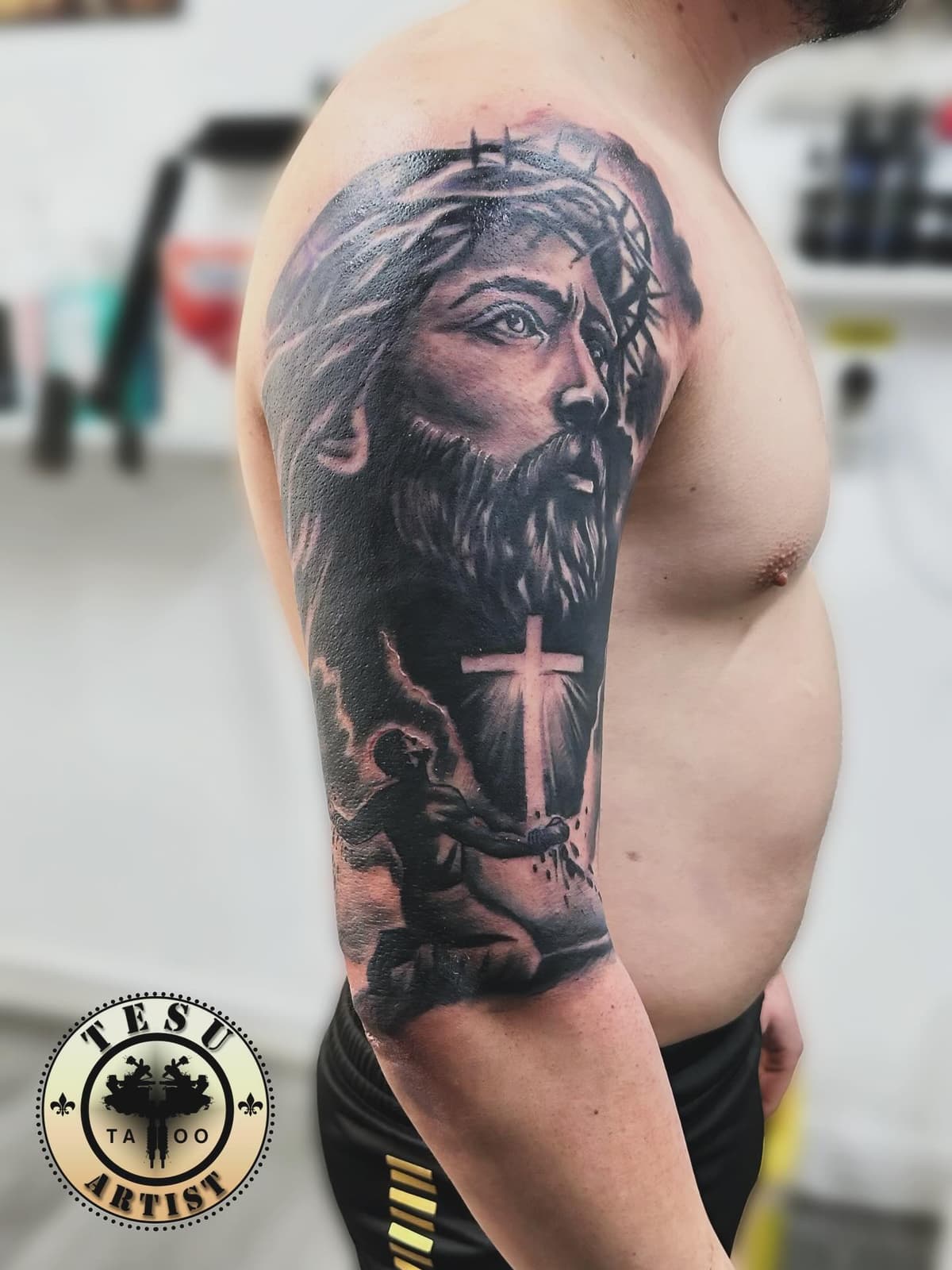 Portret masculin tatuat pe braț